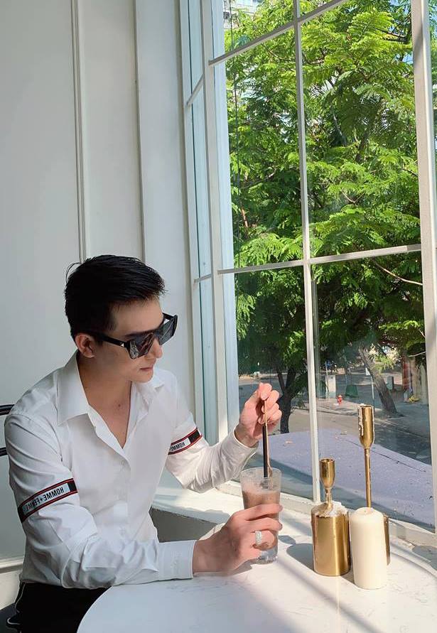 SM trắng ngà phối nẹp đen homme femme bắp tay