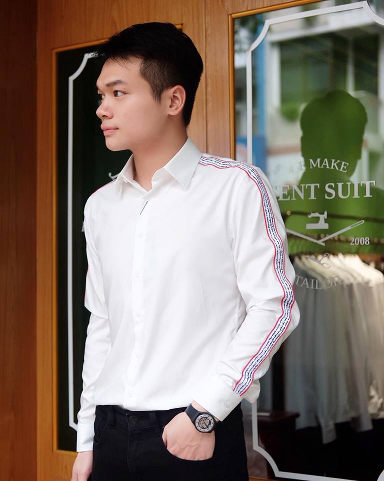 SM trắng ngà phối nẹp trắng đỏ chữ ả rập dọc cánh tay