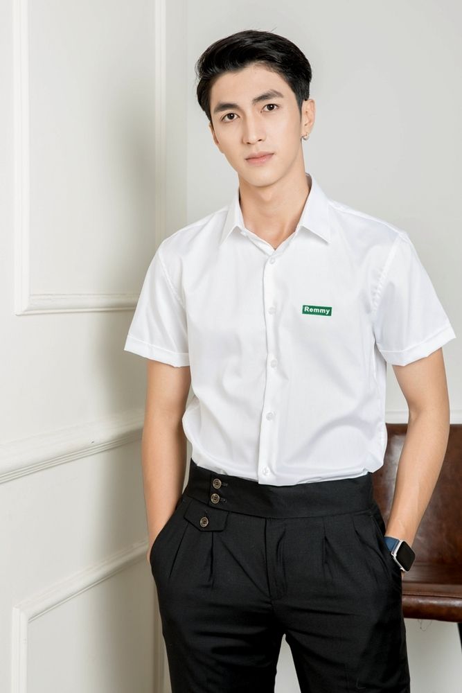SM trắng tinh, đính logo Remmy trước ngực