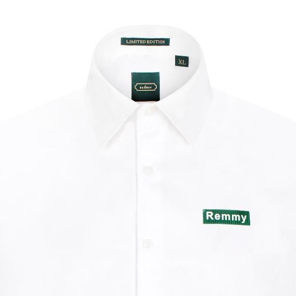 SM trắng tinh, đính logo Remmy trước ngực