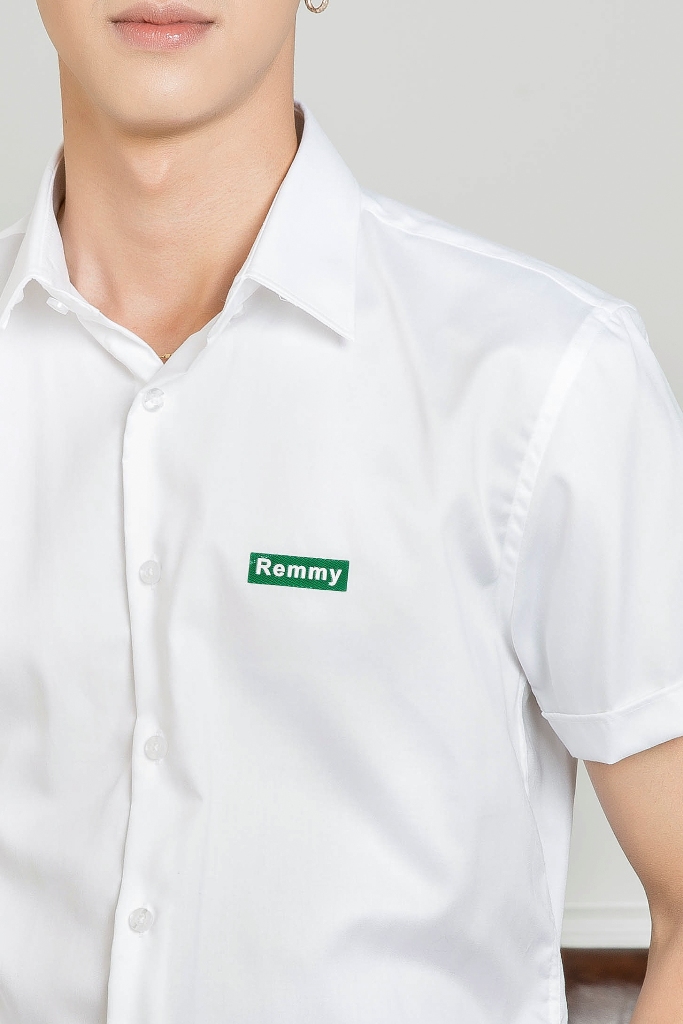 SM trắng tinh, đính logo Remmy trước ngực