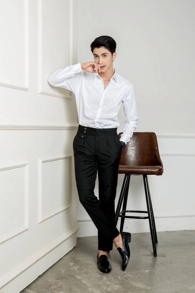 Quần cạp cao đen, nắp ở cạp, gấu lơ vê