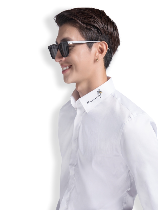 SM trắng tinh, thêu Remmy con ong cổ áo