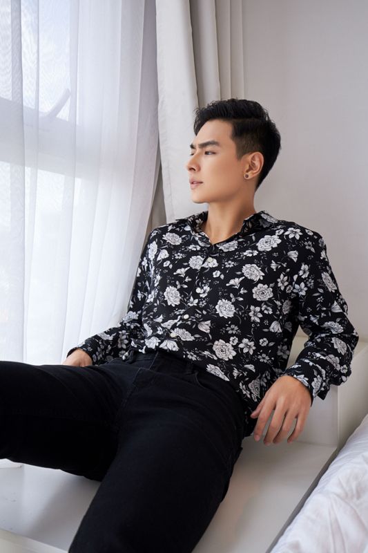 SM đen họa tiết hoa trắng