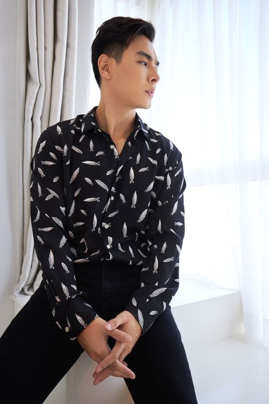 SM đen họa tiết lông chim trắng