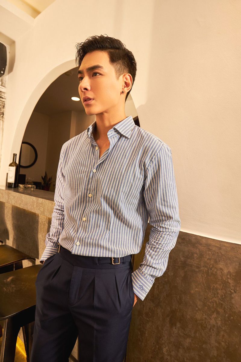 SM kẻ sọc xanh dương- trắng- nâu, cổ ngang