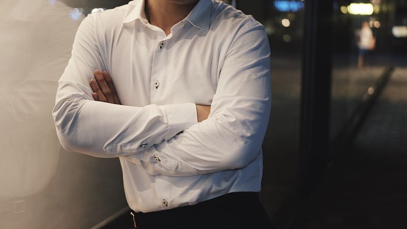 SM trắng vải sần lưới- khuyết thêu chỉ đen