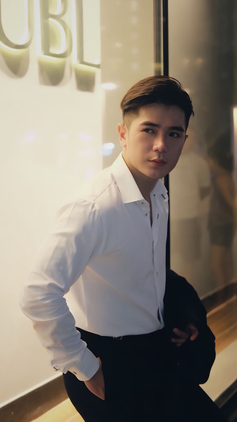 SM trắng vải sần lưới- khuyết thêu chỉ đen