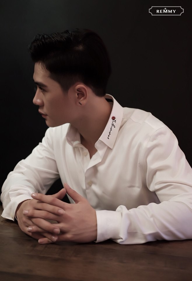 SM trắng tinh thêu remmy hoa hồng đỏ lá cổ