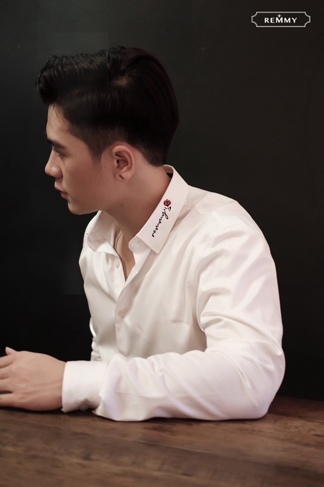 SM trắng tinh thêu remmy hoa hồng đỏ lá cổ