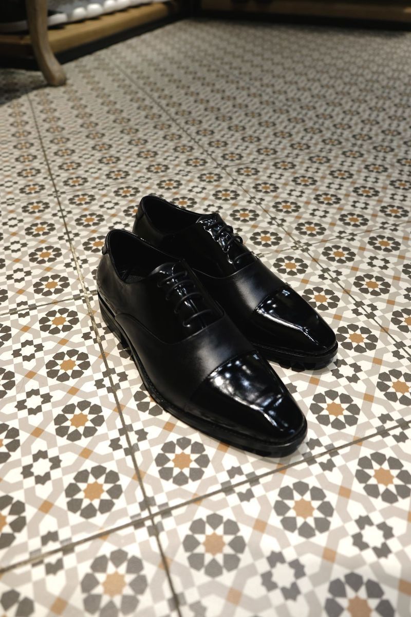 Giày buộc dây nối mũi bóng đen sz 40