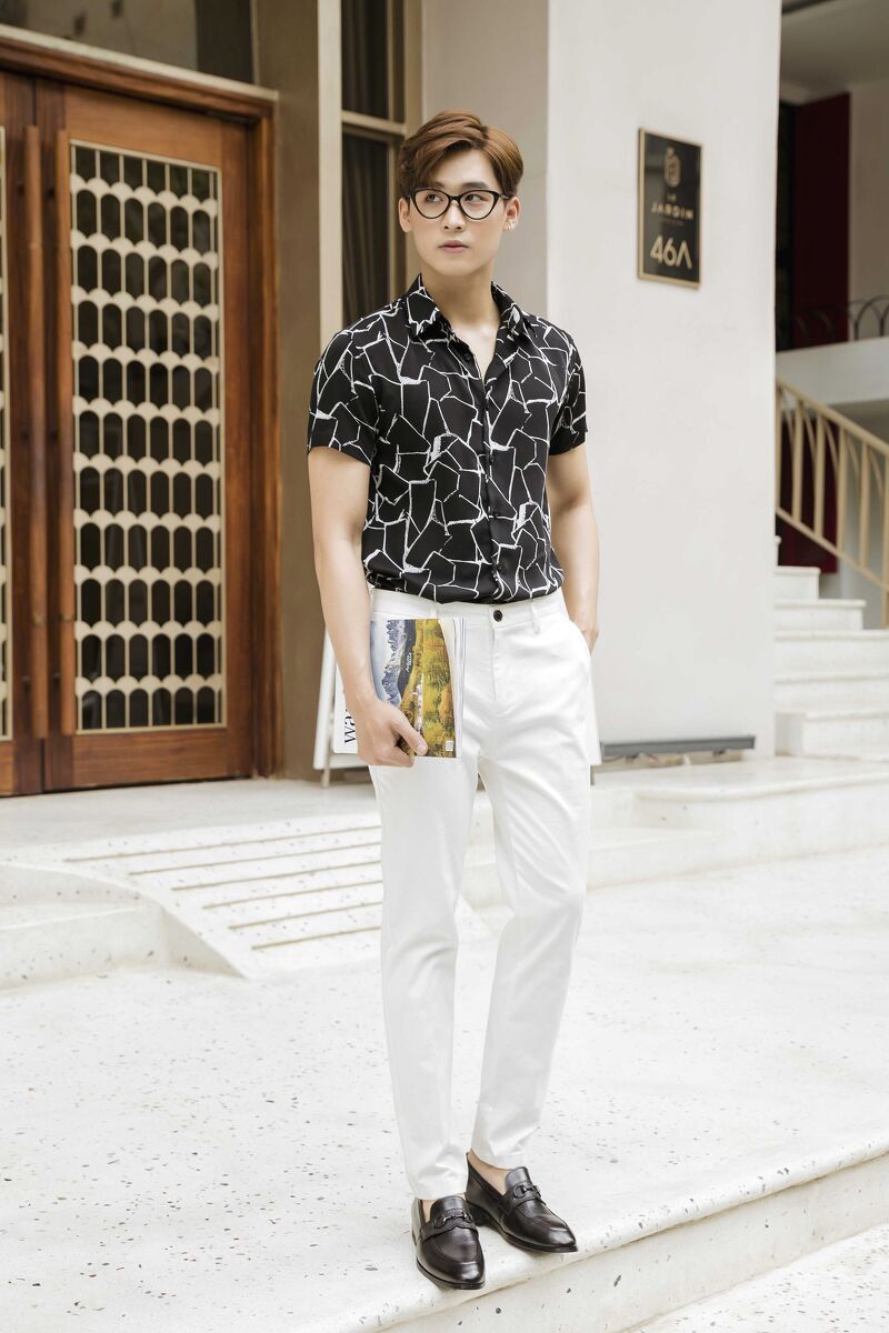 SM đen họa tiết vạch tường đá