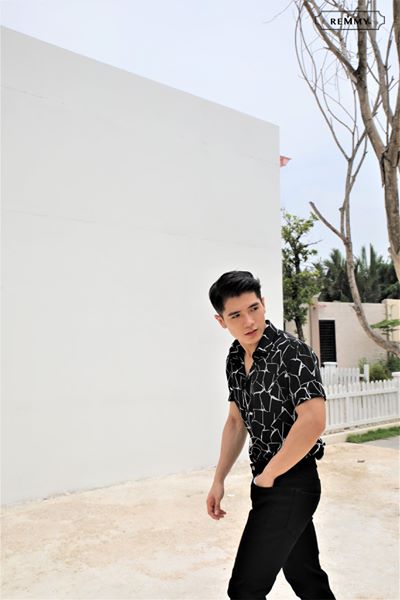 SM đen họa tiết vạch tường đá
