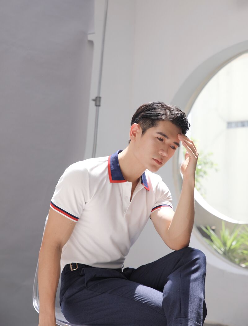 AF trắng, cổ + ống tay đen kẻ viền đỏ- 233