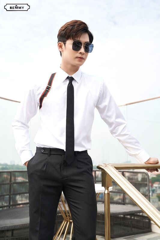 SM trắng tinh, đáp nẹp đen- đỏ đai khóa chéo ngực