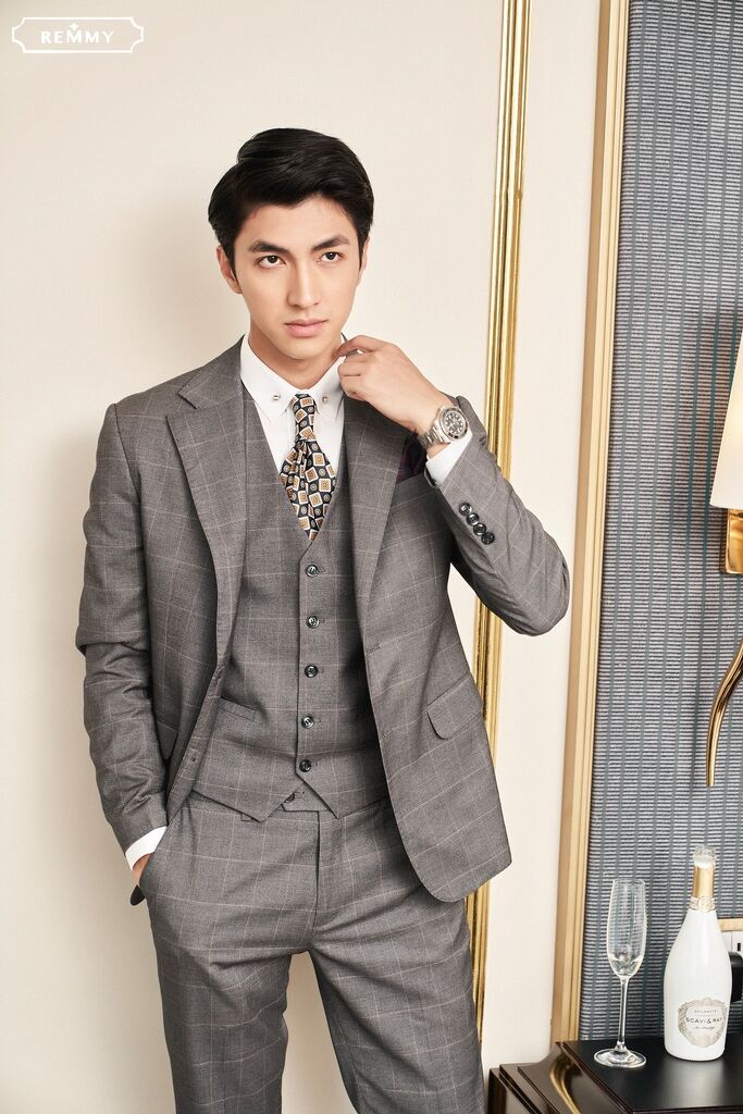 Vest ghi đậm, kẻ chỉ trắng ô vuông, ve to đột chỉ- 2 khuy