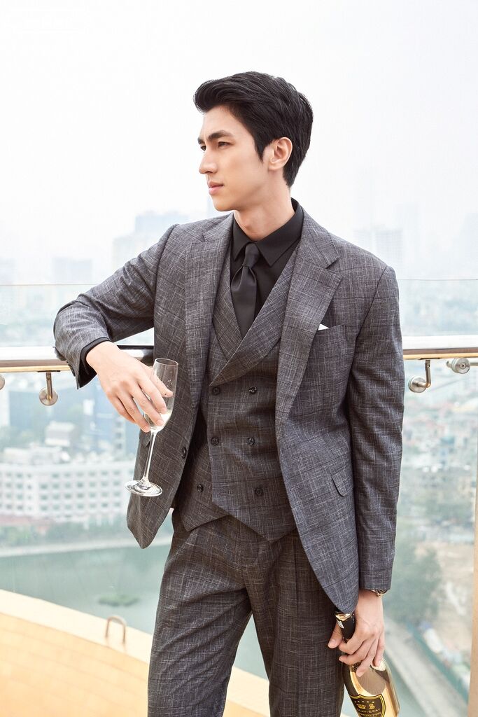Vest ghi đậm xước- kẻ đen ô vuông, ve to đột chỉ- 2 khuy