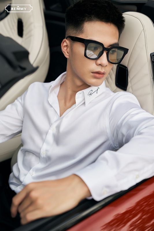 SM trắng tinh, lá cỗ thêu chữ ký Remmy hoa trắng nhị hồng