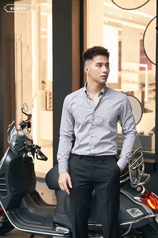 SM ghi xám kẻ liti, họa tiết chấm trắng, cài cúc lá cổ