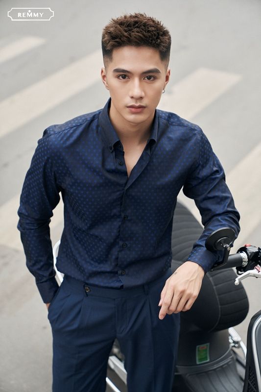 SM xanh tt đậm, ht dấu cộng xanh sáng, cài cúc lá cổ