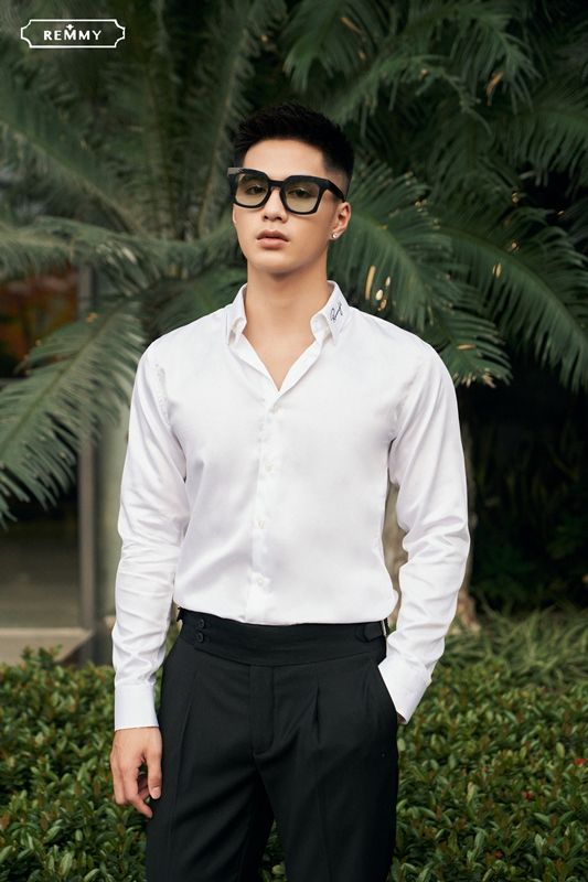 SM trắng tinh, lá cỗ thêu chữ ký Remmy hoa trắng nhị hồng