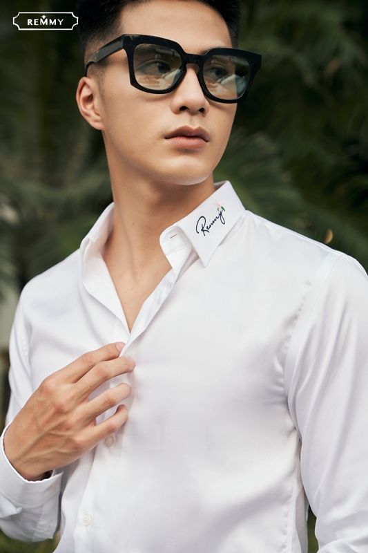 SM trắng tinh, lá cỗ thêu chữ ký Remmy hoa trắng nhị hồng