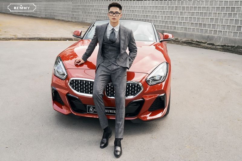 Vest ghi đậm xước- kẻ đen ô vuông, ve to đột chỉ- 2 khuy