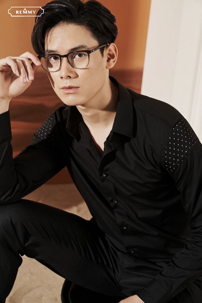 SM đen đáp vai ht thuyền buồm