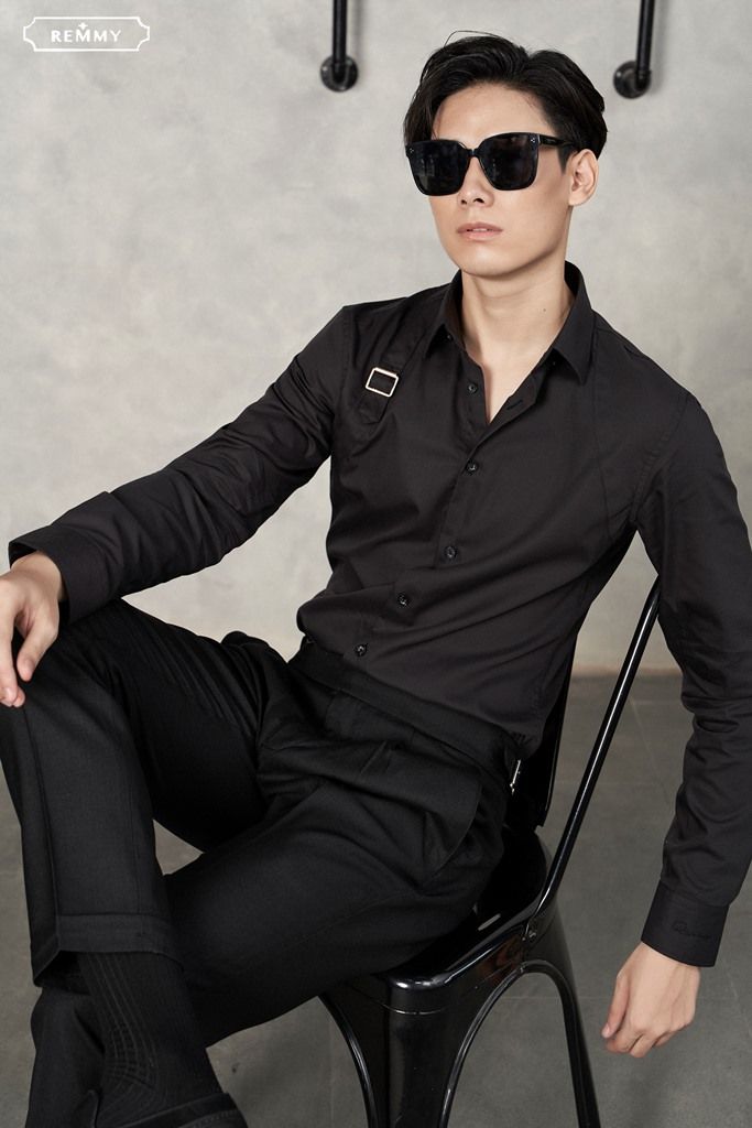 SM đen đai kim loại chéo ngực