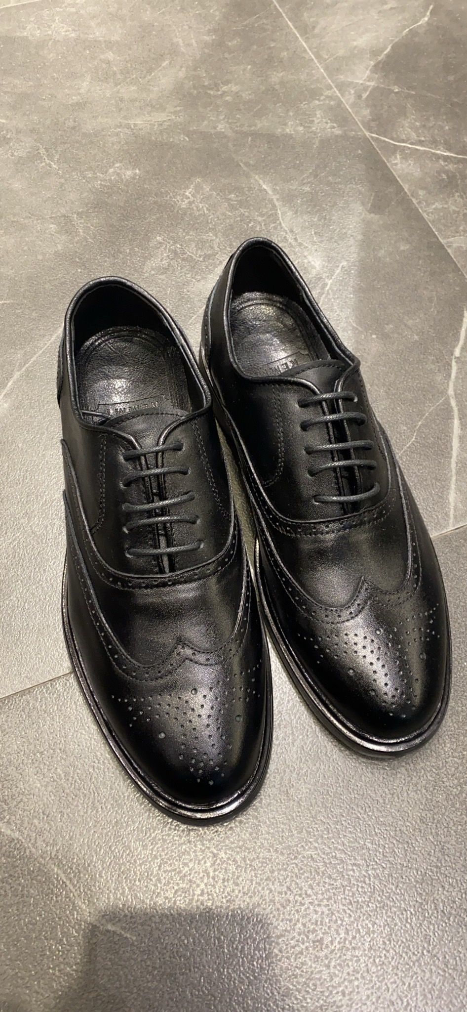 Giày buộc dây đen cánh én- đục hoa văn mũi giày sz 41