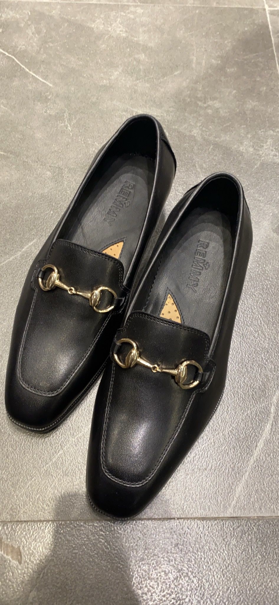 Giày lười đen trơn, đai vàng sz 40