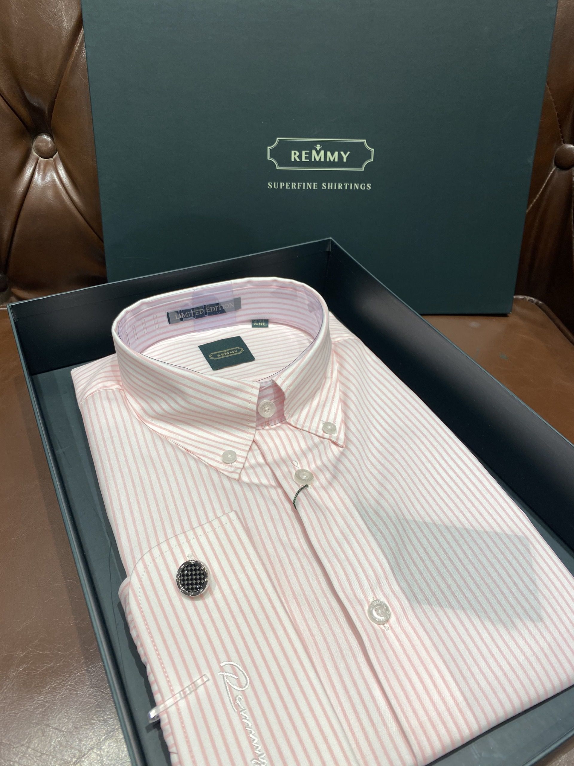 SM kẻ sọc hồng- trắng, cài cúc lá cổ- cufflink tay