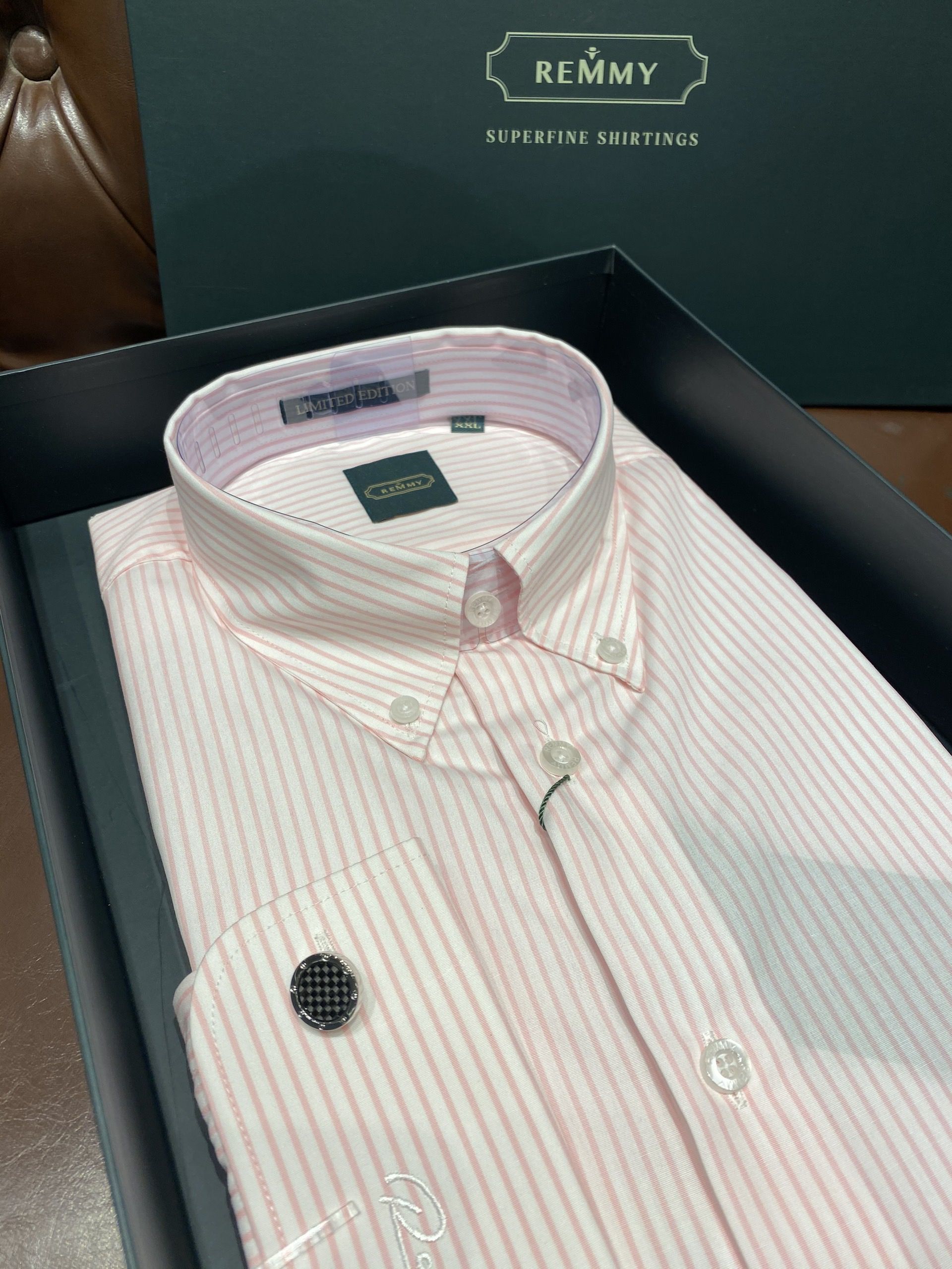 SM kẻ sọc hồng- trắng, cài cúc lá cổ- cufflink tay