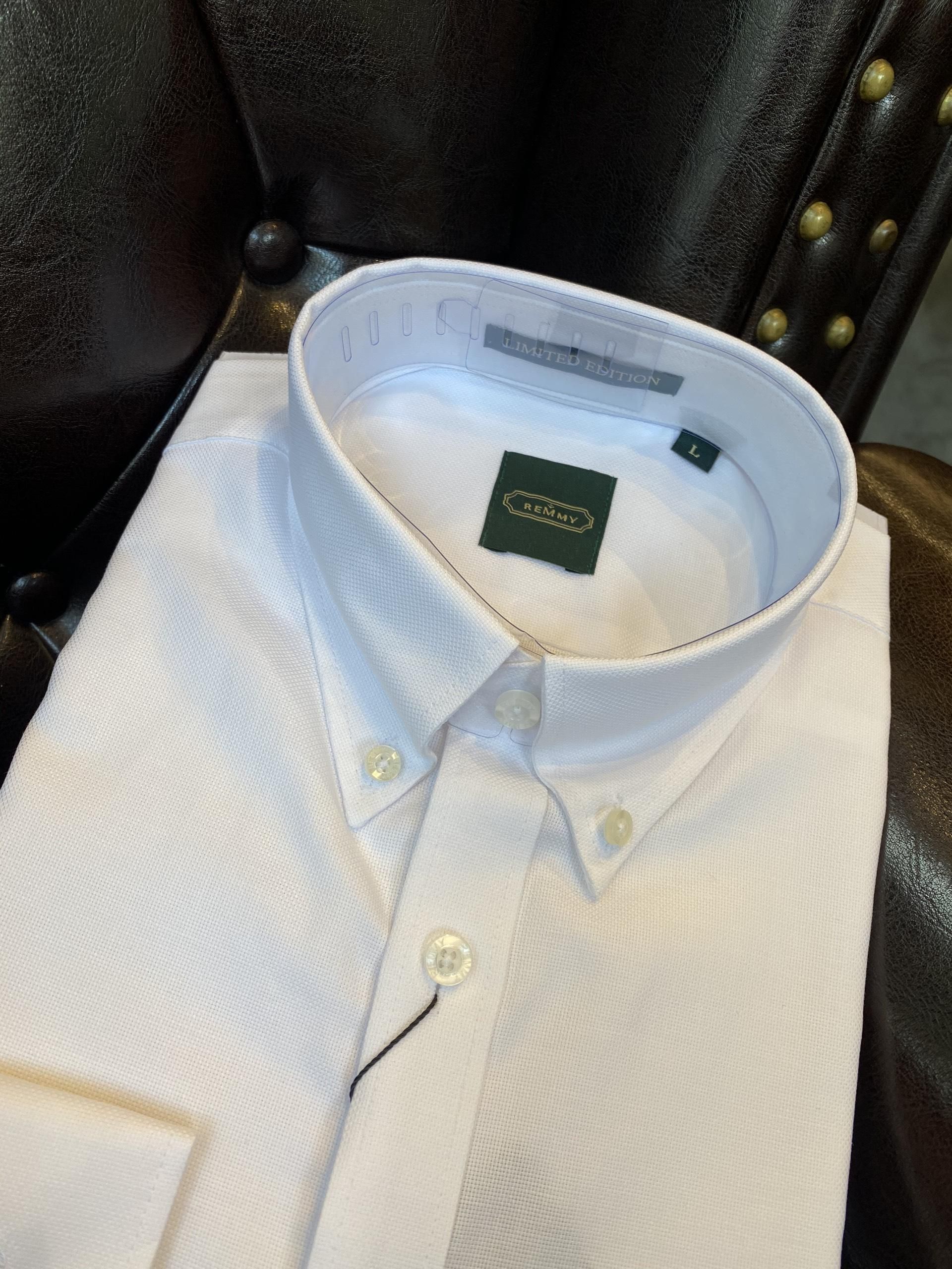 SM trắng tinh, cổ button down