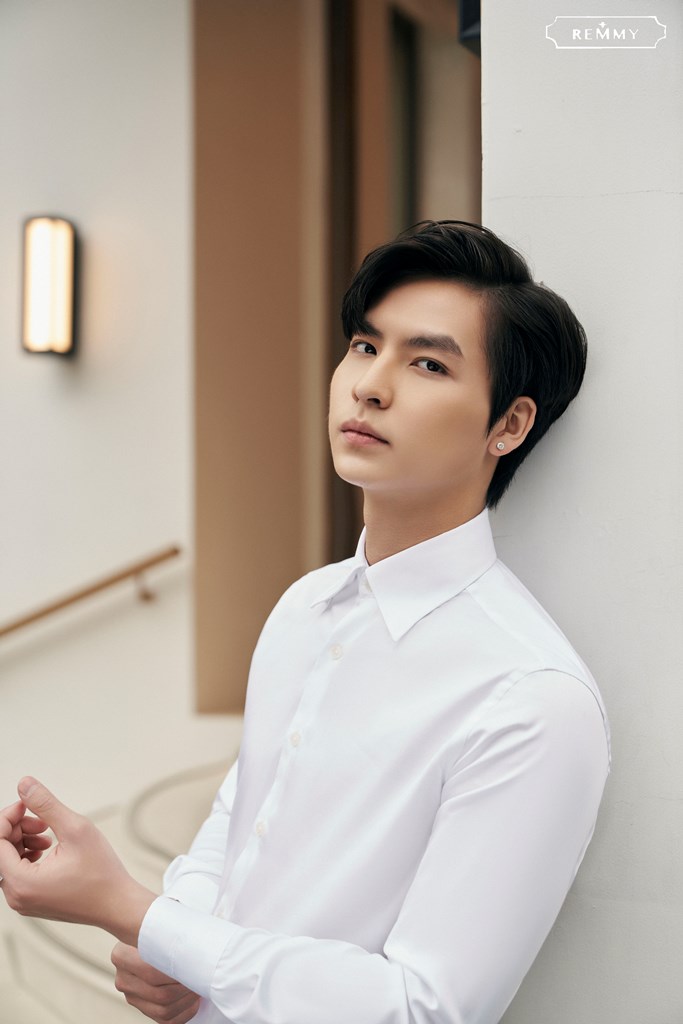 SM trắng tinh, cổ đứng- cúc ngọc trai #987