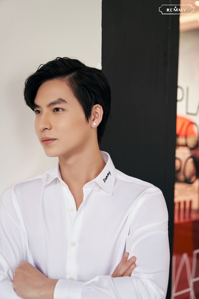 SM trắng tinh, cổ thêu chữ ký Remmy #992