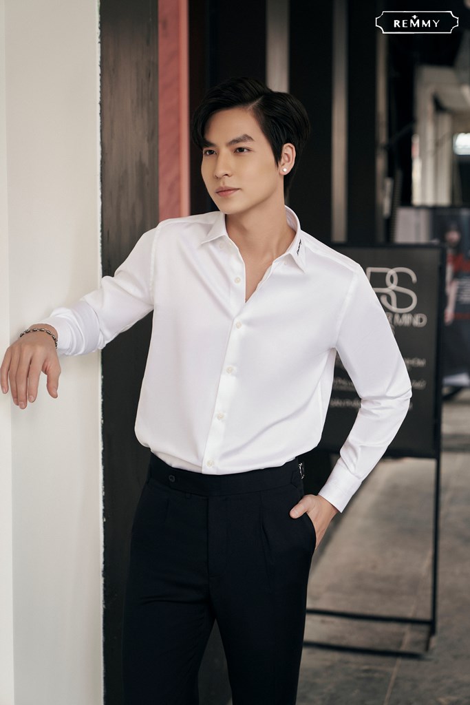 SM trắng tinh, cổ thêu chữ ký Remmy #992
