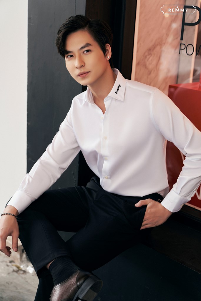 SM trắng tinh, cổ thêu chữ ký Remmy #992
