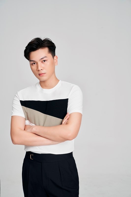 AF cổ tròn trắng, kẻ đen- rêu chéo ngực #07