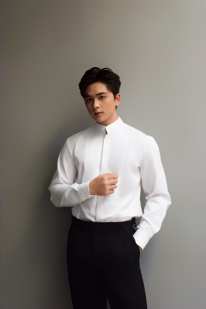 SM regular fit dài tay,màu trắng, cổ tàu , đáp thân trước #1128