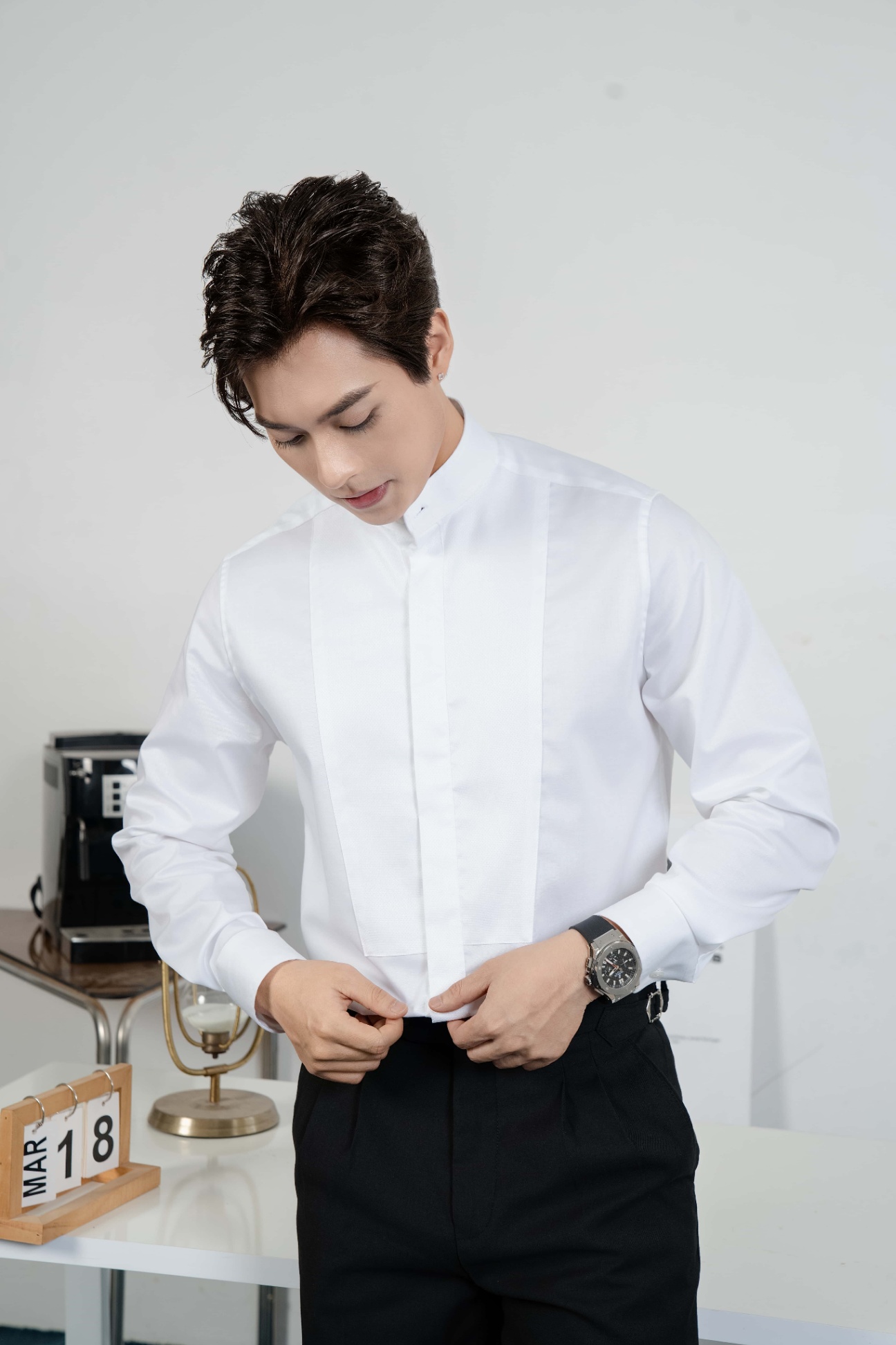 SM regular fit dài tay,màu trắng, cổ tàu , đáp thân trước #1128