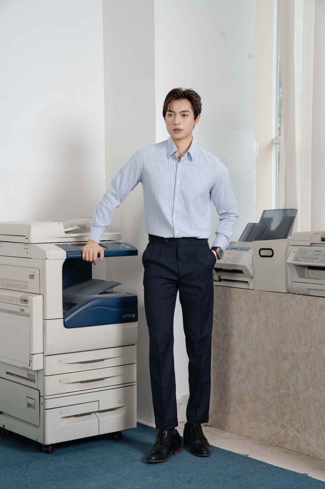 SM regular fit dài tay, màu trắng kẻ xanh nhạt , cổ button down hidden #1122
