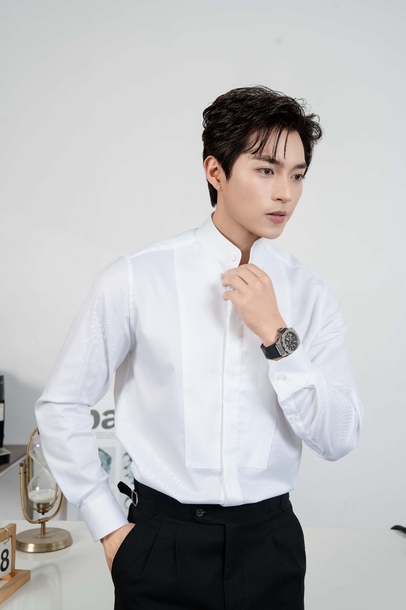 SM regular fit dài tay,màu trắng, cổ tàu , đáp thân trước #1128