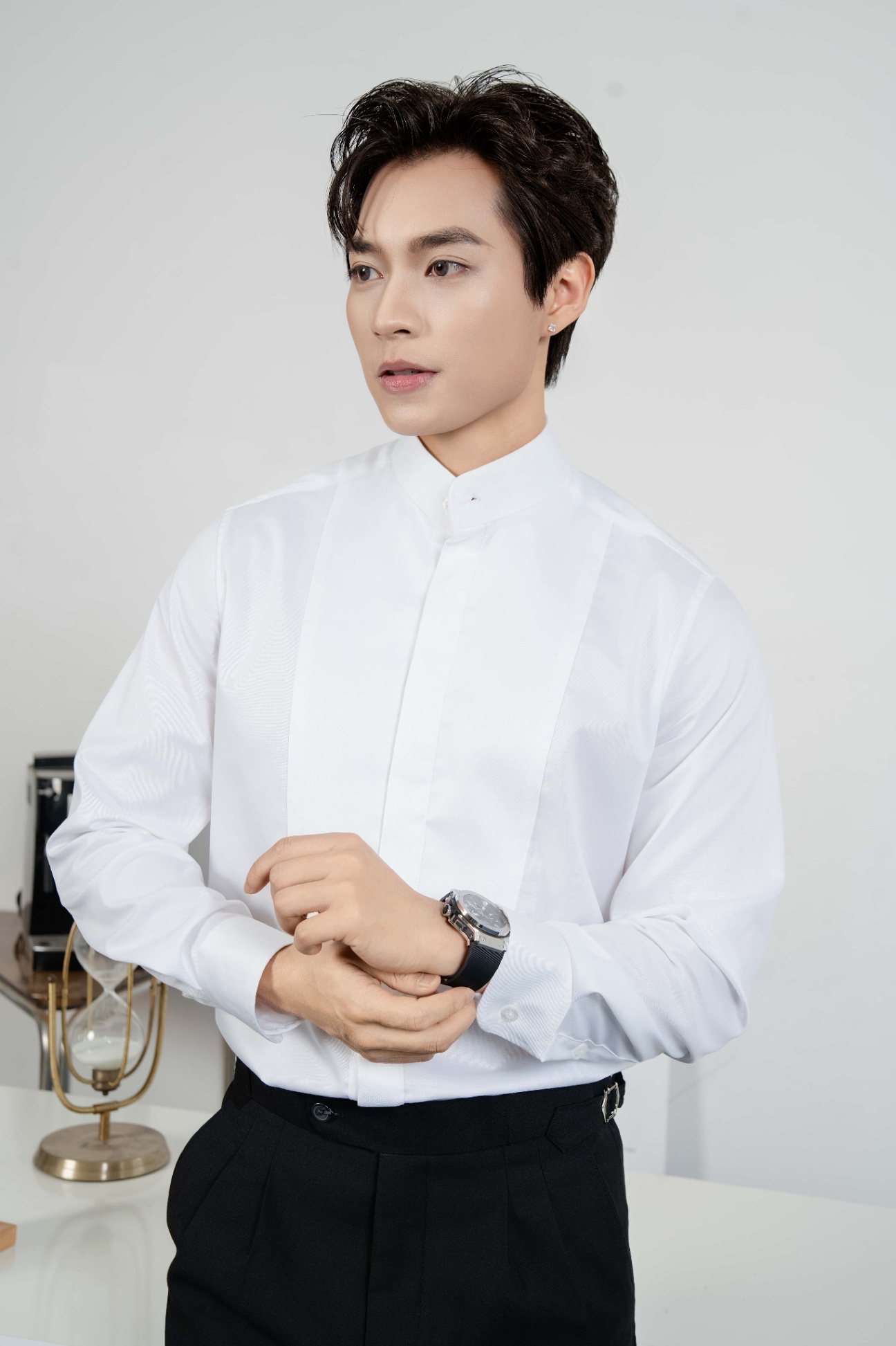 SM regular fit dài tay,màu trắng, cổ tàu , đáp thân trước #1128