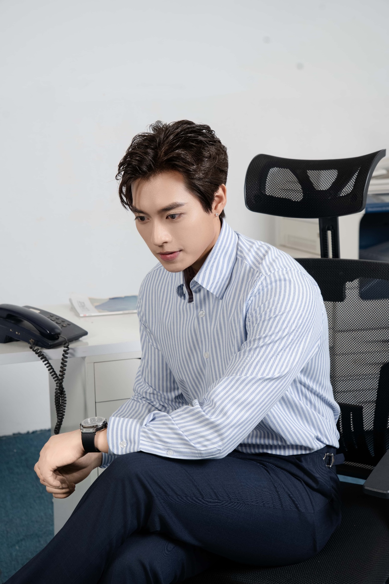 SM regular fit dài tay, màu trắng kẻ xanh nhạt , cổ button down hidden #1122