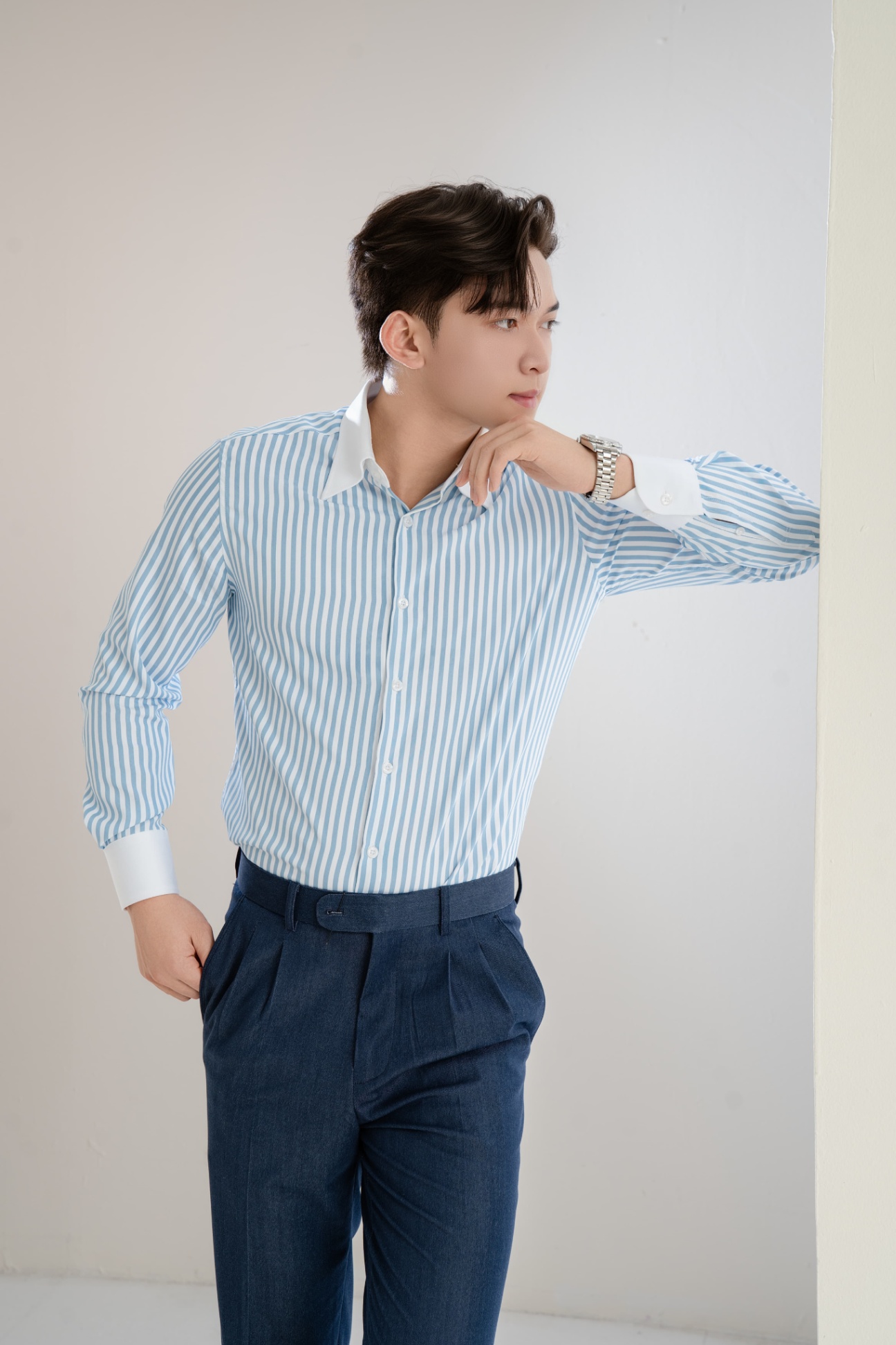 SM regular fit dài tay, màu trắng kẻ xanh nhạt , cổ - cổ tay đáp trắng #1136
