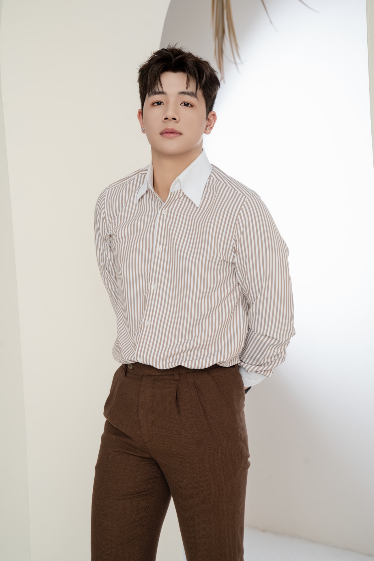 SM regular fit dài tay, màu trắng kẻ nâu , cổ - cổ tay đáp trắng #1135