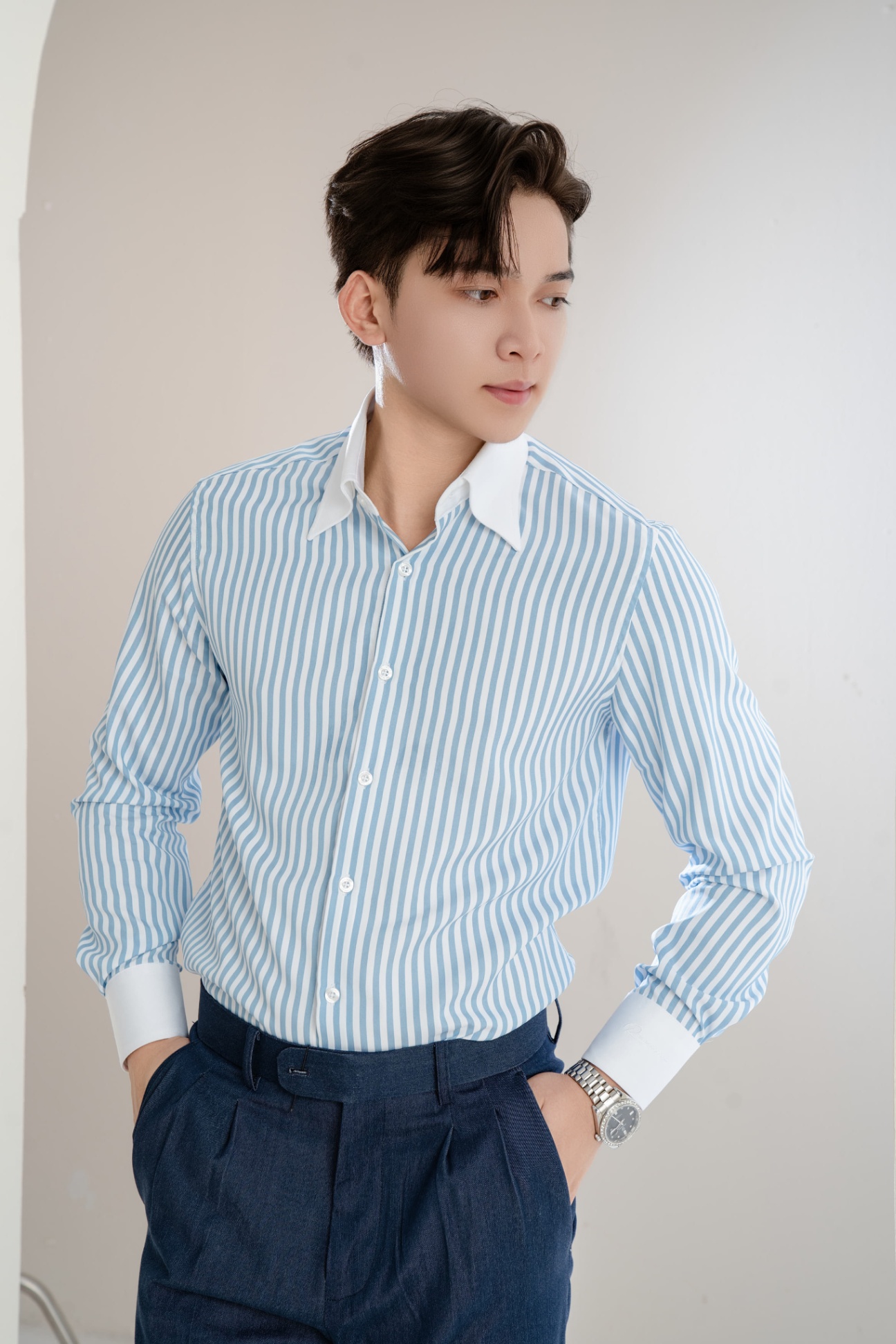 SM regular fit dài tay, màu trắng kẻ xanh nhạt , cổ - cổ tay đáp trắng #1136