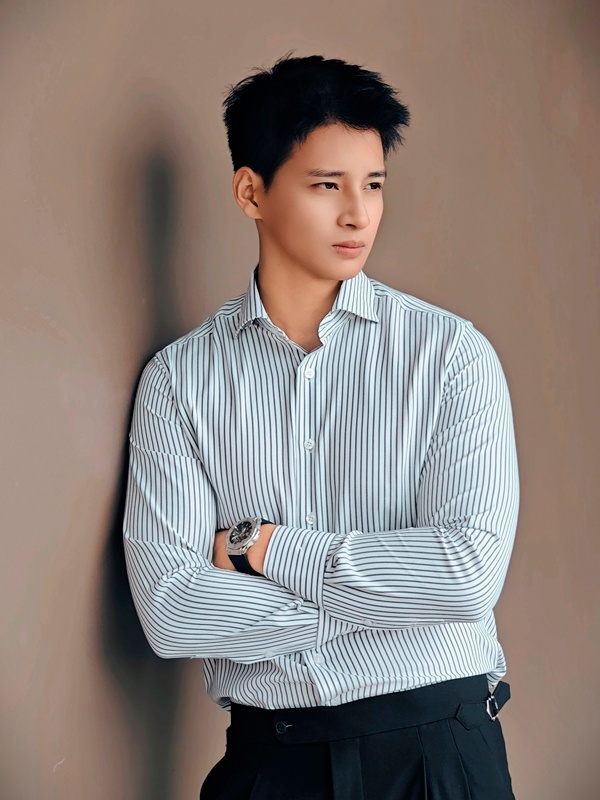 SM regular fit dài tay , màu trắng kẻ đen , cổ cutaway #1149
