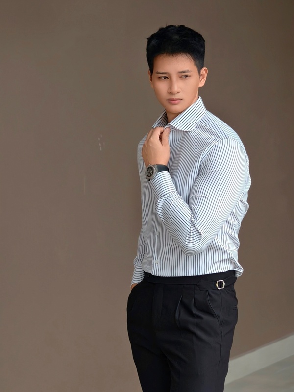 SM regular fit dài tay , màu trắng kẻ đen , cổ cutaway #1149